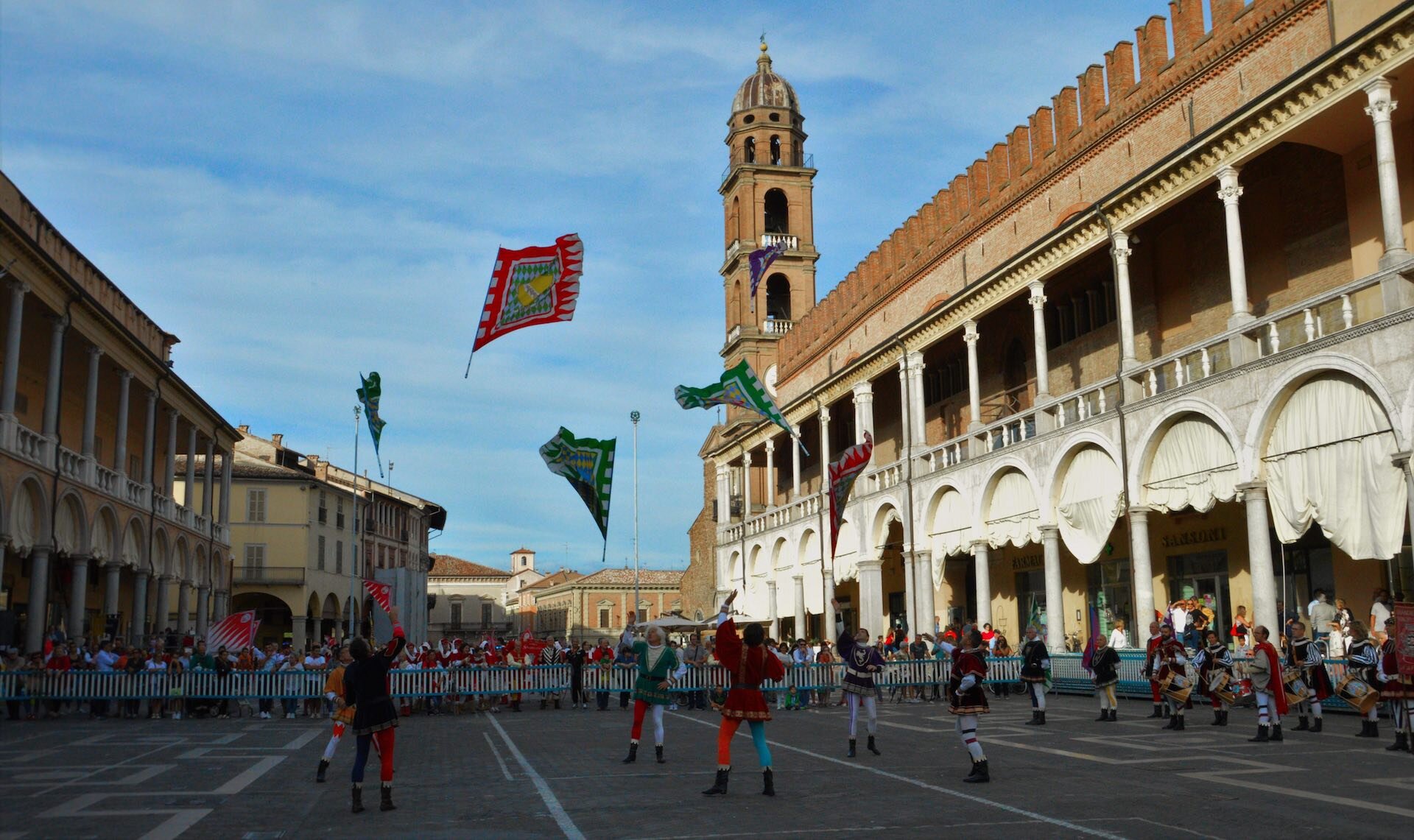 Piazza del Popolo e Palazzo Comunale Faenza | © Alice Turrini Piazza del Popolo e Palazzo Comunale Faenza | © Alice Turrini