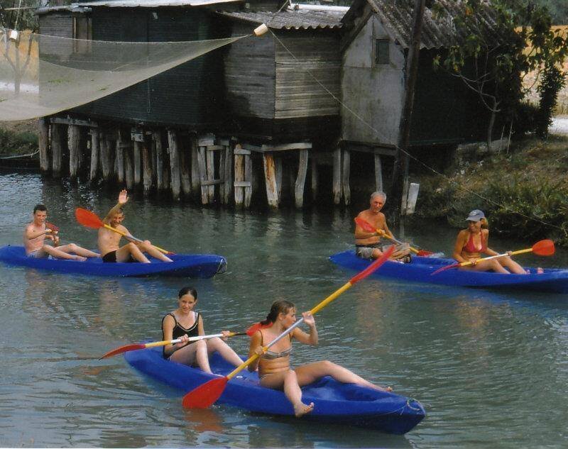 In canoa lungo il canale immissario della Salina