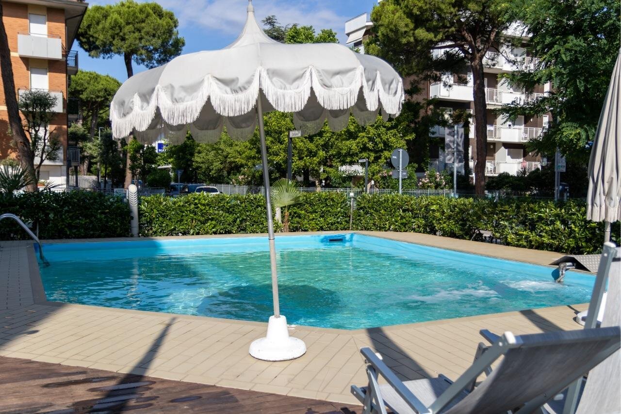 piscina-hotel-mondial-pinarella-cervia
